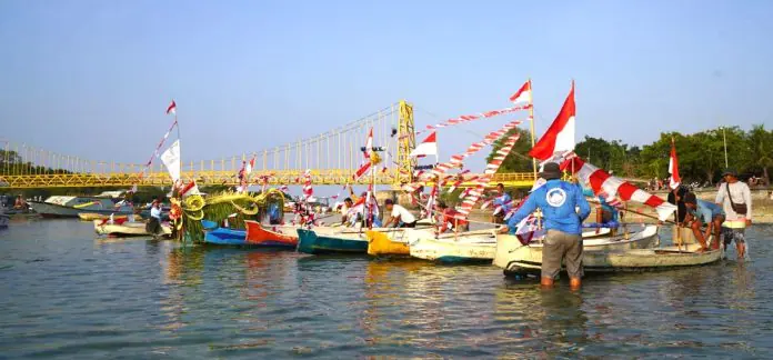 Megolok sampan attraction or pushing a canoe with a piece of wood for approximately 200 meters. (Photo: Public Relations of Klungkung Regency Government/THE EDITOR)