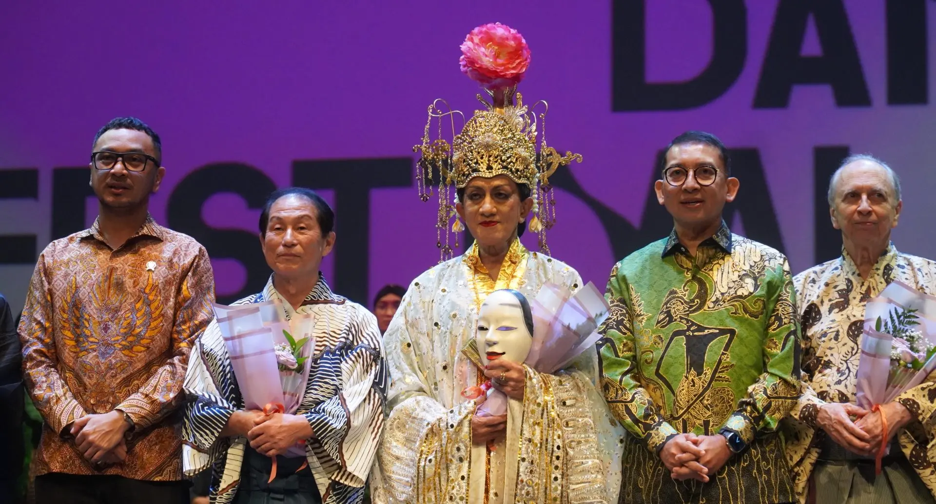 (Left to right) Deputy Minister for Culture Giring Ganesha, Akira Matsui, teacher and lead actor of classical Noh dance at Kita School, Japan, Didik Nini Thowok, Minister of Culture Fadli Zon and Richard Emmer, Professor of Asian Performance at Musashino University and certified Noh (PHOTO: Elitha Evinora Beru Tarigan/THE EDITOR)