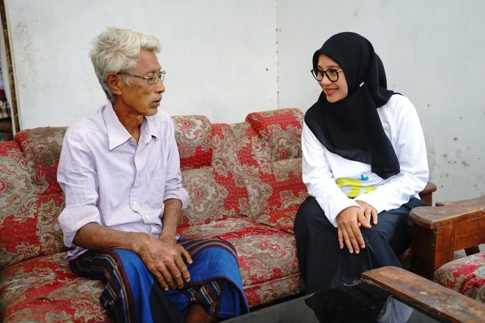 Banyuwangi Regent Ipuk Fiestiandani (right) met Samsuri in his house to check up on his health. (Photo: Public Relations of the Banyuwangi Regency Government/THE EDITOR)