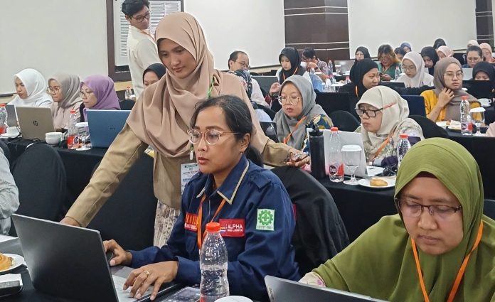 CEO Jaya Tax Consulting Tri Wijayanti (baju kerudung cokelat) saat memberikan pelatihan tentang pajak di Yogyakarta (FOTO: Istimewa/THE EDITOR)