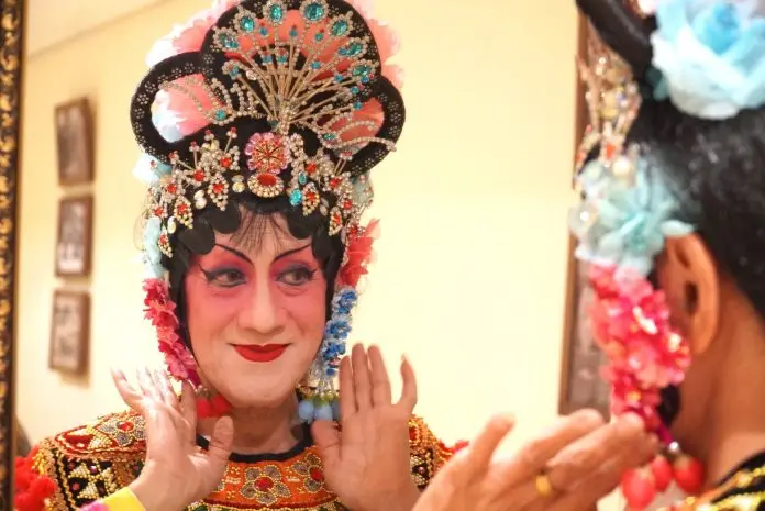 Didik Nini Thowok behind the scene of Barong Landung Dance (FOTO: Elitha Evinora Beru Tarigan/THE EDITOR)
