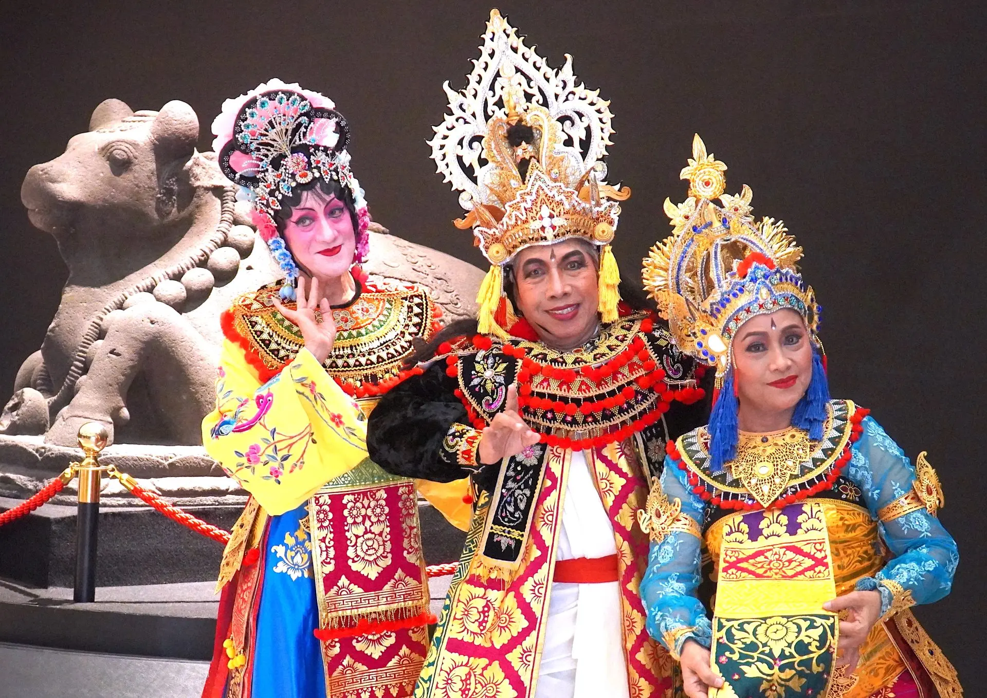 (Dari kiri) Didik Nini Thowok sebagai Putri Kang Ching Wee, Professor Wayan sebagai Raja Sri Jayapangus dan Dr. Ni Nyoman Sudewi sebagai Dewi Danau Batur (FOTO: Elitha Evinora Beru Tarigan/THE EDITOR)