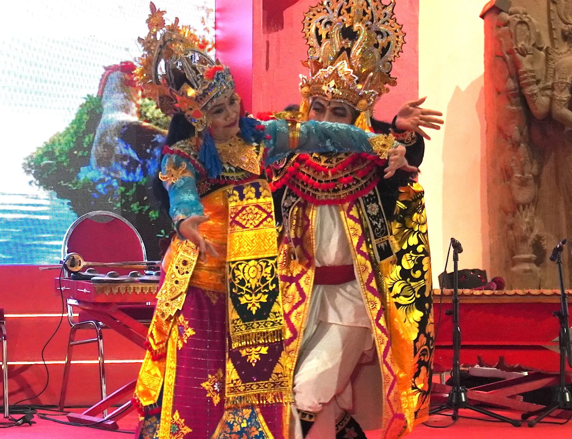 (Kiri) Dr. Ni Nyoman Sudewi dari ISI Yogyakarta sebagai sebagai Dewi Danau Batur dan Professor Wayan sebagai Raja Sri Jayapangus (FOTO: Elitha Evinora Beru Tarigan/THE EDITOR)