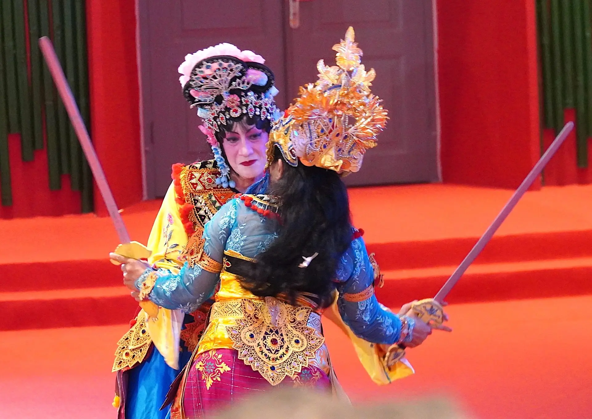Puteri Kang Ching Wee (Didik Ninik Thowok) saat melawan Dewi Danau Batur (Dr. Ni Nyoman Sudewi) (FOTO: Elitha Evinora Beru Tarigan/THE EDITOR)