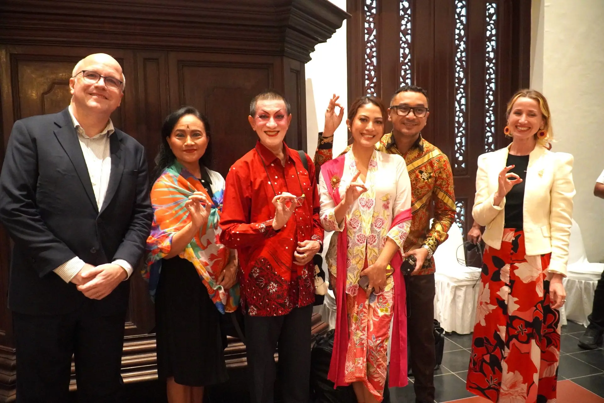 (Dari kiri) Direktur Institut Francis Indonesia Jules Irrmann, Dr. Ni Nyoman Sudewi dari ISI Yogyakarta, Sang Maestro Didik Nini Thowok, Istri Wamen Kebudayaan Cynthia Riza, Wamen Kebudayaan Giring Nidji dan Atase Kebudayaan Prancis untuk Indonesia Charlotte Esnou(FOTO: Elitha Evinora Beru Tarigan/THE EDITOR)