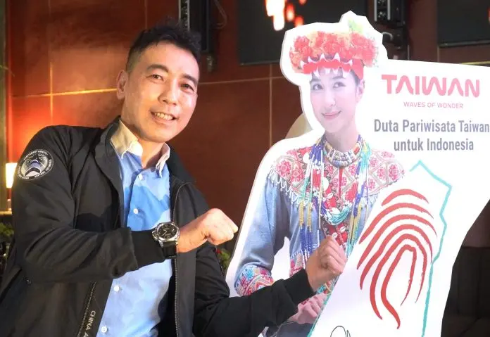General Manager of the Indonesia Branch of China Air Tao Ming Sung pose with Mike Tambayong statue (PHOTO: Elitha Evinora Beru Tarigan/THE EDITOR)