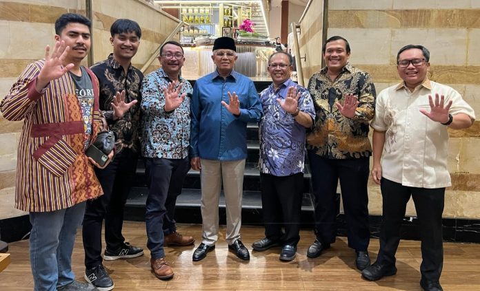 (Tengah-baju biru-pakai peci) Musa Bangun saat berfoto bersama tamu dan pengurus Karo Foundation di Hotel JW Marriot, Kuningan, Jakarta Selatan pada Sabtu, 1 Maret 2025 (FOTO: Istimewa/THE EDITOR)