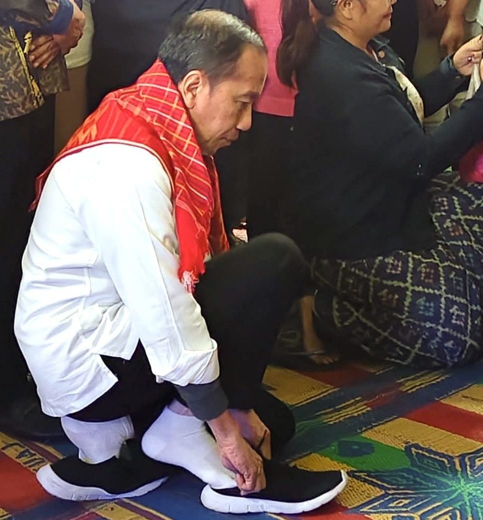 Presiden Joko Widodo terlihat memakai sepatu berwarna hitam polos dengan sol berwarna putih sesaat sebelum keluar dari Jambur Desa Lias Melas Datas pada Jumat, 16 Mei 2025 (FOTO: Facebook Netijen Sri Kerina Bangun/THE EDITOR)