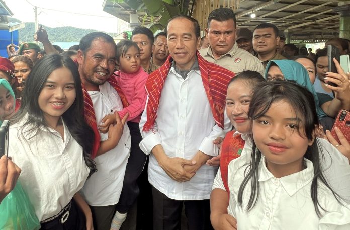 Presiden Joko Widodo bersama warga Lias Melas Datas di Kabupaten Karo, Sumatera Utara pada Jumat, 16 Mei 2025 (FOTO: Facebook Netijen Sri Kerina Bangun/THE EDITOR)