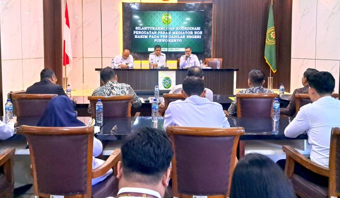 Diskusi antara Hakim dan mediator Non Hakim di Pengadilan Negeri (PN) Purwokerto pada Senin, 5 Mei 2025 (FOTO: Humas PN Purwokerto/THE EDITOR)