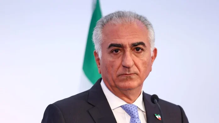Reza Pahlavi, Putra Shah terakhir Iran yang diasingkan saat tengah menghadiri konferensi pers tentang situasi di Iran dan perlunya mendukung warga Iran di Paris, Prancis pada tanggal 23 Juni 2025 (FOTO: REUTERS/Abdul Saboor/Jerusalem Post/THE EDITOR)
