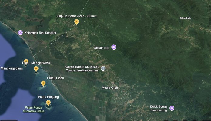 4 titik berwarna kuning di dalam gambar adalah posisi 4 pulau sengketa yang tengah terjadi antara Aceh dan Sumatera Utara. Sementara itu, juga terlihat posisi garis-garis pendek putus-putus berwarna putih adalah batas wilayah Aceh dan Sumatera Utara yang disertai dengan gapura pembatas antara keduanya. selain itu, disebutkan juga bila 4 pulau tersebut memang milik Sumatera Utara (FOTO: Tangkapan Layar Google Earth pada Sabtu, 14 Juni 2025 pukul 01.30 WIB/THE EDITOR)