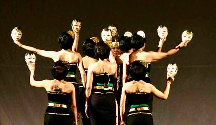 Bedhayan Topeng karya Toni Haryo Saputro saat pertama kali dimunculkan ke publik (FOTO: Istimewa/THE EDITOR)