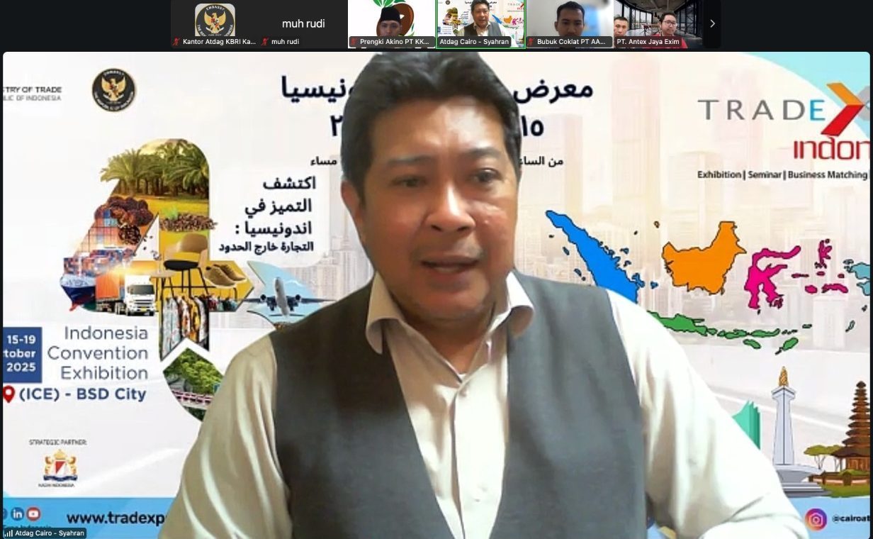 Atase Perdagangan Kedutaan Besar Republik Indonesia di Mesir Syahran Bhakti saat menyapa lebih dari 15 pelaku ekspor asal Indonesia melalui pertemuan daring pada tanggal 4 Juni 2025 pukul 20.00 WIB (FOTO: Hasil tangkapan layar Zoom Meeting/Humas KBRI MESIR/THE EDITOR)