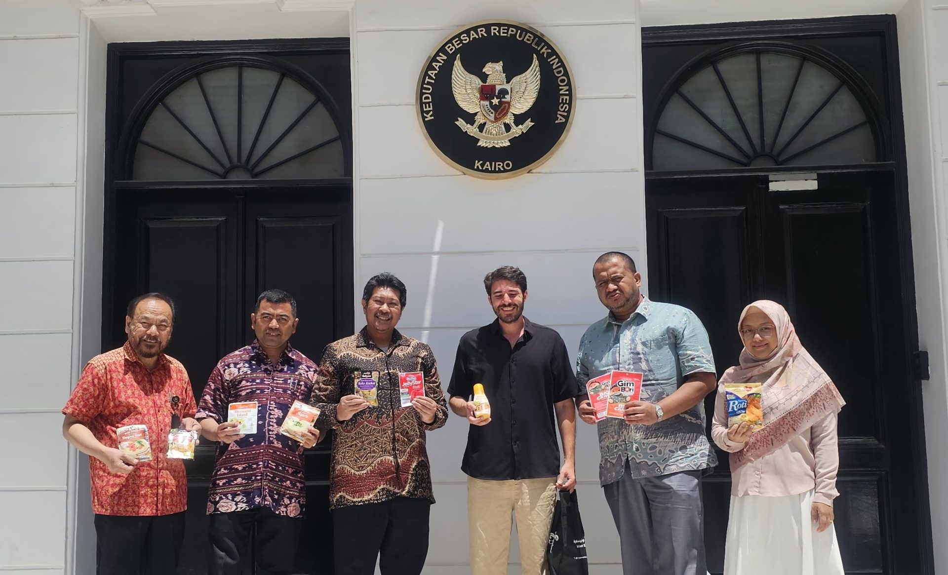 Berpose di depan gedung KBRI Mesir (FOTO: Humas KBRI Mesir/THE EDITOR)