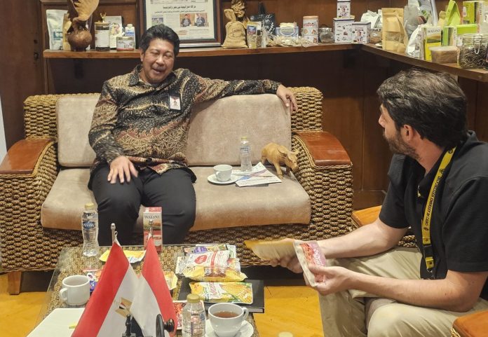 Atase Perdagangan KBRI di Mesir Syahran Bhakti (baju batik) dan Head of Sales, Business Development and Growth MEA di Modena di Ruang Displai KBRI Kairo Zeyad Barakat (FOTO: Humas KBRI Mesir/THE EDITOR)