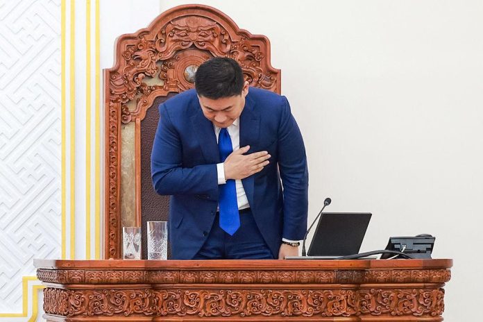 Mongolia’s Prime Minister Oyun-Erdene Luvsannamsrain bows after a no-confidence vote in parliament in capital Ulaanbaatar on June 3, 2025 (PHOTO: Byamabasuren Byamba-Ochir—AFP/Getty Images)