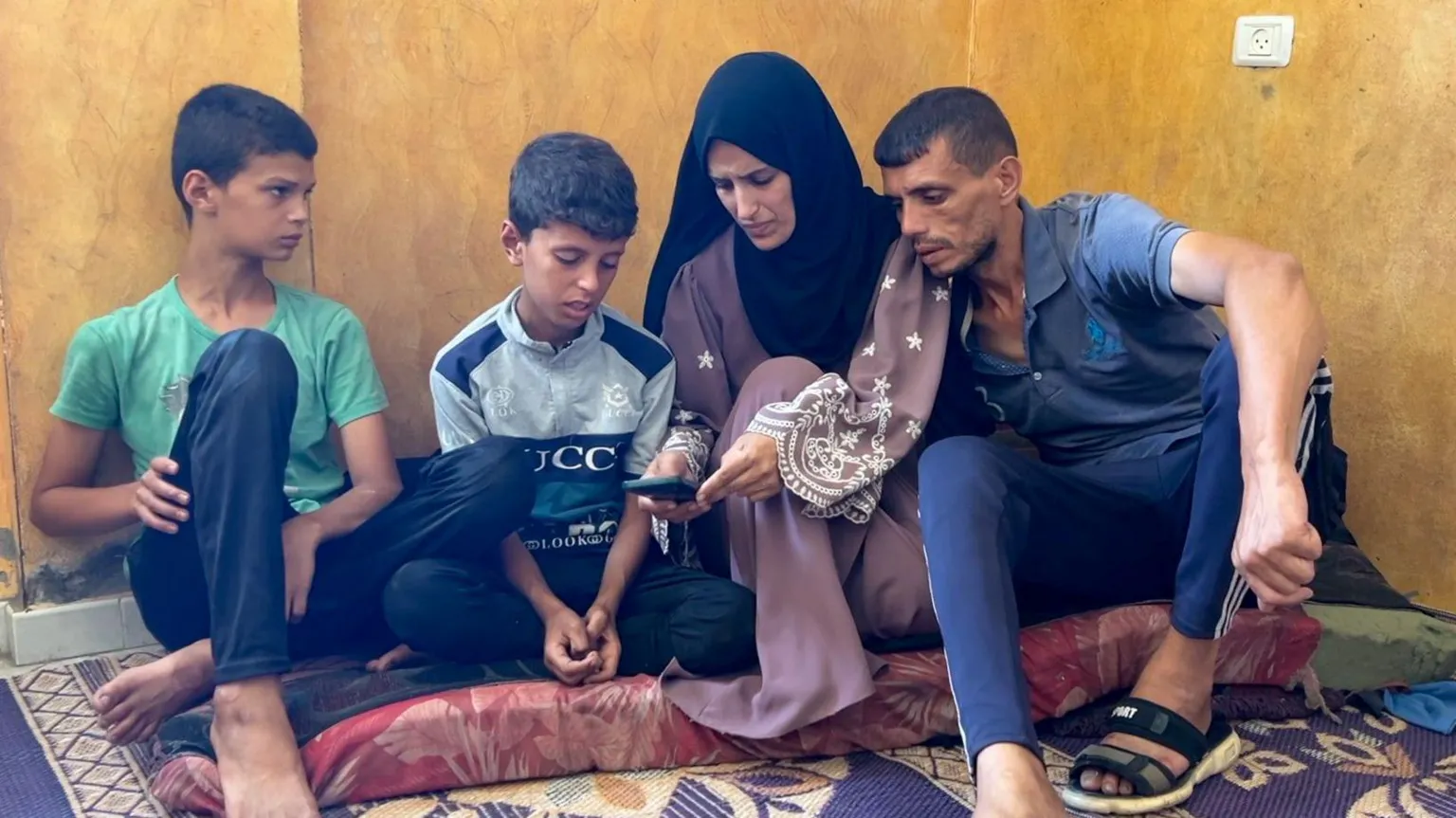 (Nomor 3 dari kiri) Iman Al-Nouri, Ibu Asal Gaza harus menahan pedih karena 2 anaknya tewas dalam serangan udara Israel sementara satu lainnya masih dirawat secara intensif di rumah sakit karena pendarahan dan kehilangan satu matanya (FOTO: David Gritten/BBC/THE EDITOR)
