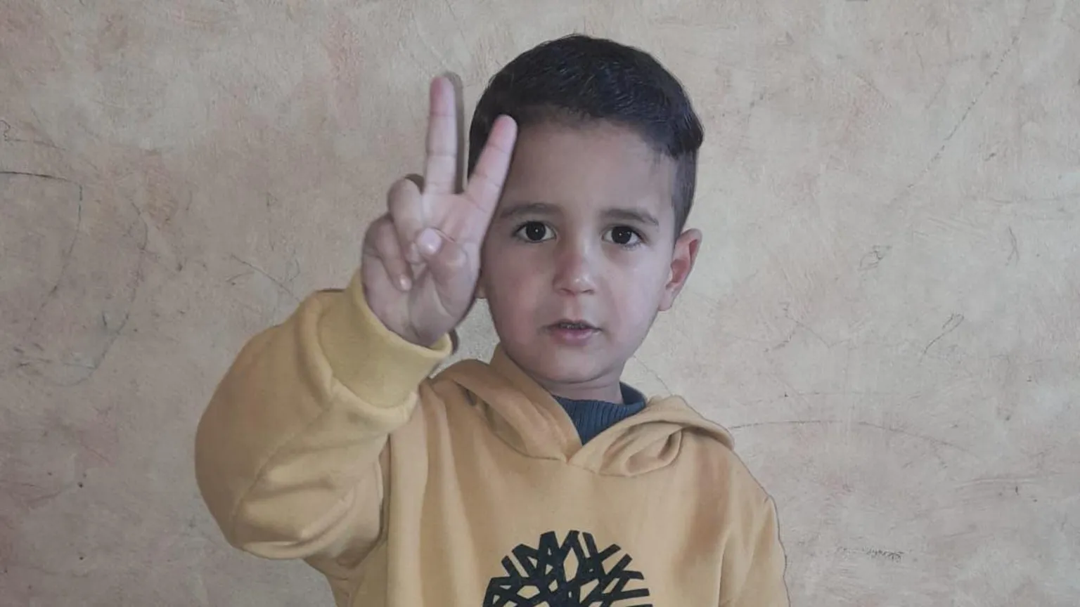 Anak kecil yang ada dalam foto bernama Amir (5). Ibunya, Iman al-Nouri (32) mengatakan bila Amir adalah salah satu anak yang tewas dalam serangan udara Israel pada Jumat, 11 Juli 2025 pagi, waktu setempat (FOTO: BBC/THE EDITOR)
