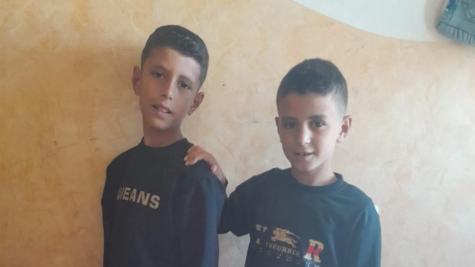 (Kanan) Omar (9 tahun) tengah berpose dengan abangnya akhirnya meninggal di rumah sakit karena terluka parah (FOTO: David Gritten/BBC/THE EDITOR)