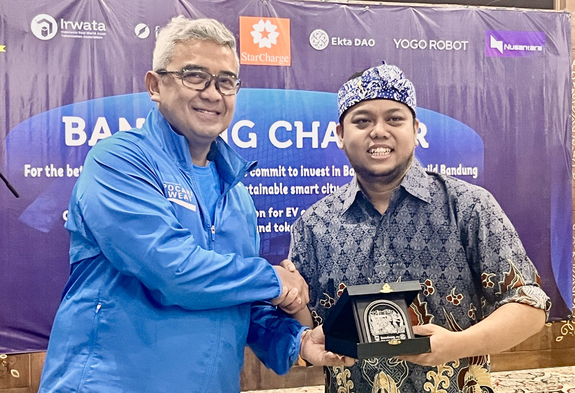 (Right) Sabdo Yusmintiarto, Chairman of IRWATA pioneering B2B Funding Model Eliminates Dependence on Public Budgets, Unlocks $500M Private Investment for Indonesia with (left) Mayor of Bandung Muhammad Farhan (PHOTO: Elitha Evinora br Tarigan/THE EDITOR)