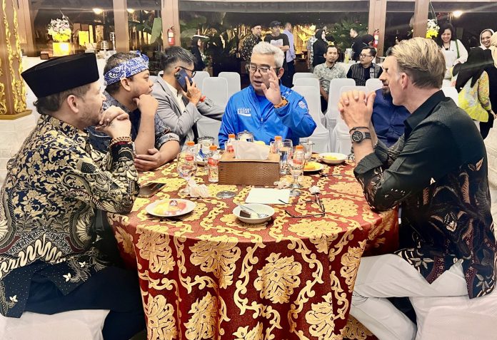 (Left) Founder of NIDR and IRWATA Advisor Yog Shrusti, Sabdo Yusmintiarto, Chairman of IRWATA, Mayor of Bandung Muhammad Farhan and IRWATA Advisor and Founder Farment Sim Knell (PHOTO: Elitha Evinora br Tarigan/THE EDITOR)
