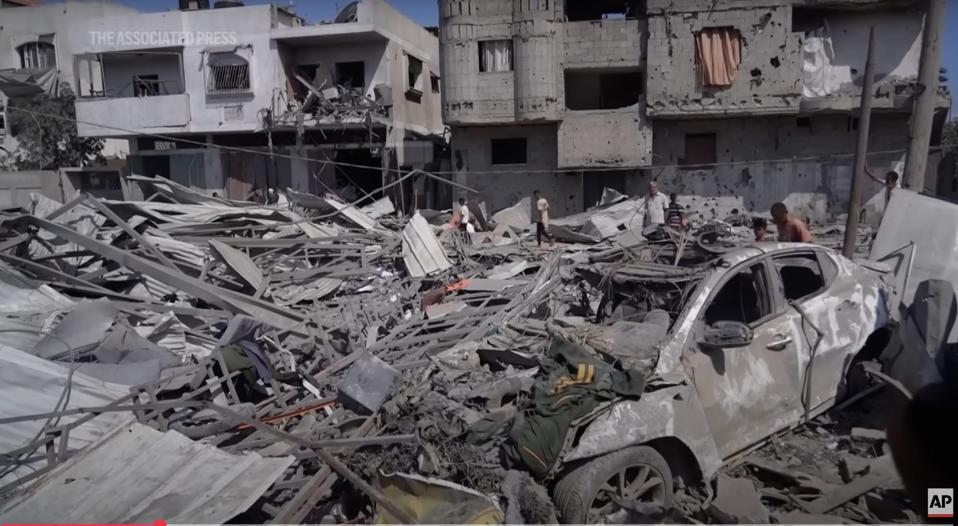 Gedung-gedung runtuh di Deir al-Balah yang berada di Gaza Tengah usai terkena serangan udara Israel (FOTO: The Associated Press/Abdel Kareem Hana/THE EDITOR)