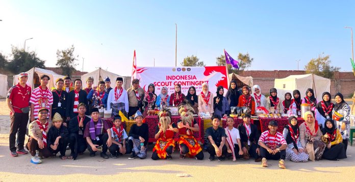 Kontingen Indonesia berpose sembari membawa kesenian nusantara ke dalam acara Summer Scouts Camp (FOTO: Humas KBRI Mesir/Syam/THE EDITOR)