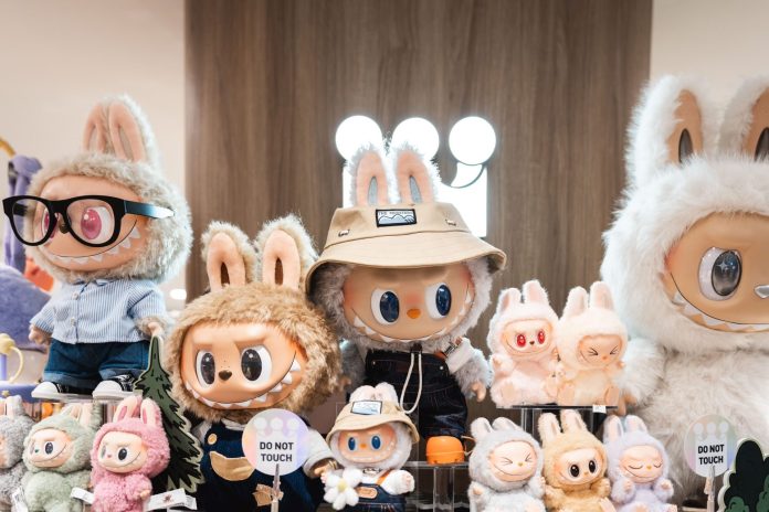 Labubu dolls in various outfits are neatly displayed inside a Pop Mart store in Bangkok (FOTO: Ploy Phutpheng/SOPA Images/Shutterstock/The Guardian/THE EDITOR)