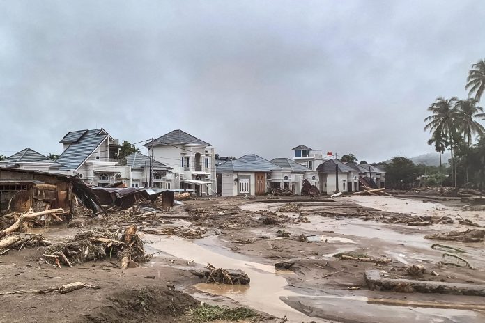 Flooding in the Lubuk Minturun area of Koto Tangah, Padang City, West Sumatra, caused damage as tree debris and mud affected residential areas. (PHOTO: BNPB/Sutantaaditya.com/Shutterstock/The Guardian/THE EDITOR)