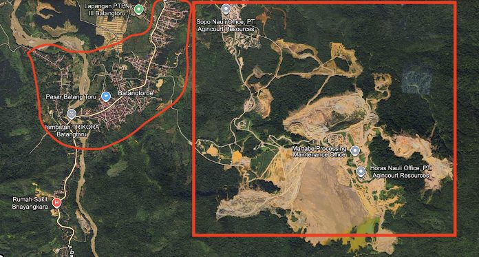 (Kiri) area perumahan warga yang sebagian besar berada di Kecamatan Batang Toru di Tapanuli Selatan dan (kanan) area tambang milik PT Agincourt Resources dan EMR Australia (Foto: Google Earth/The Editor)