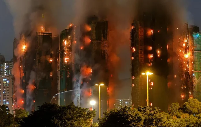 Thick smoke and flames rise as a major fire engulfs several apartment blocks at the Wang Fuk Court residential estate in Hong Kong's Tai Po district on Wednesday. Dozens of people were killed or were missing in the blaze. (Foto: Yan Zhao/AFP via Getty Images/NPR/The Editor).