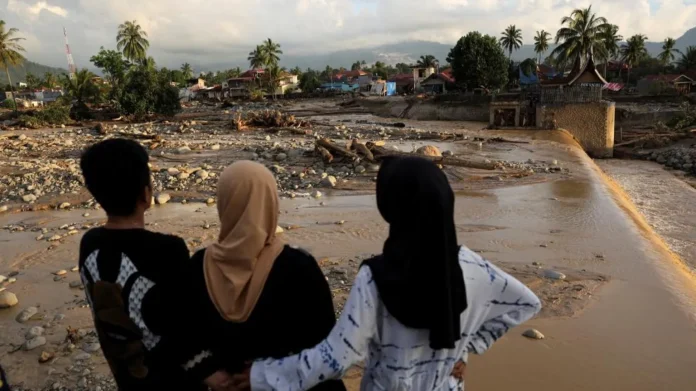 Residents look at flood damage in Padang on Sunday (Photo: Reuters/BBC).