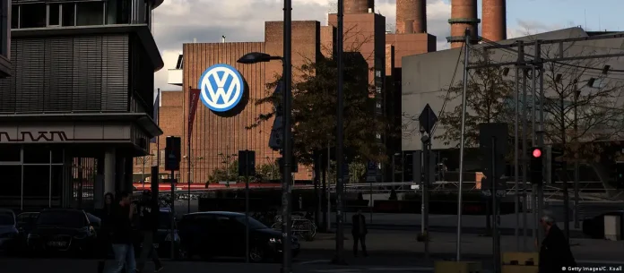 Sebagai rumah bagi produsen mobil terbesar di Eropa, Wolfsburg berjuang untuk menjaga keuangan tetap stabil di tengah krisis penjualan Volkswagen. (Foto: Getty Images/C. Koall)