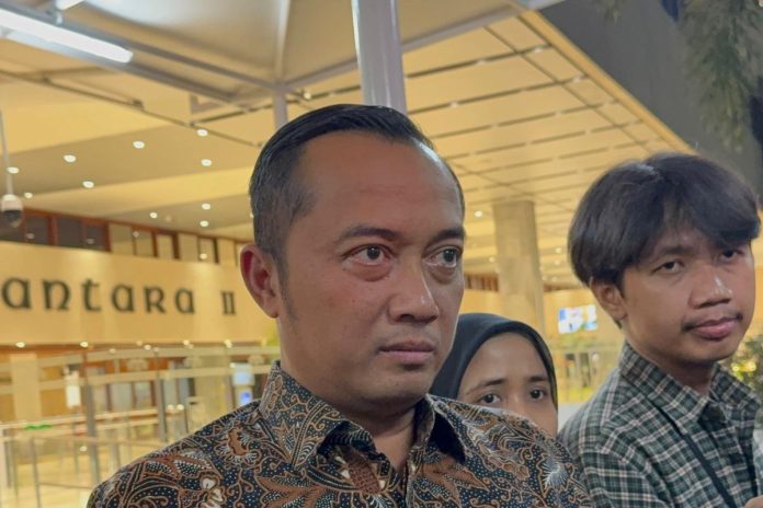 Ketua DPP Partai Gerindra Prasetyo Hadi saat ditemui di Gedung DPR, Senayan, Jakarta, Kamis (13/11/2025). Menteri Prasetyo Hadi mengatakan pemerintah Indonesia dapat menangani pascabencana di Sumatera tanpa bantuan internasional. (KOMPAS.com/ADHYASTA DIRGANTARA)
