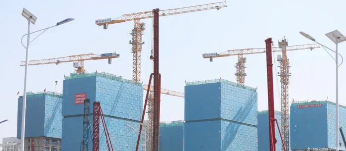 Blok apartemen yang setengah jadi menjadi pemandangan umum di banyak kota di Cina (Foto: Foto: Jiang Qiming/VCG/IMAGO/DW.COM)