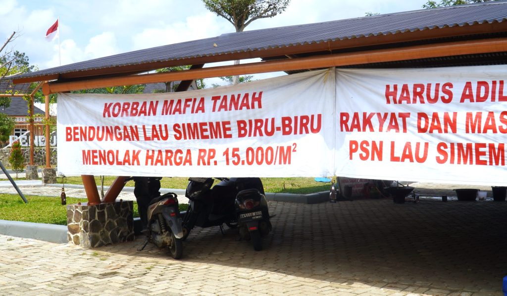 Puluhan warga yang terdampak akibat pembangunan Bendungan Lau Simeme mengadakan aksi protes dengan menduduki area pintu masuk bendungan untuk meminta hak mereka atas harga tanah yang dianggap terlalu murah dan tidak adil antar satu area dengan yang lainnya. Foto diambil pada tanggal 12 Februari 2025. (Foto: Elitha Evinora br Tarigan /The Editor)