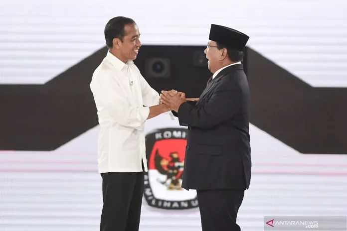 Capres nomor urut 01 Joko Widodo dan capres nomor urut 02 Prabowo Subianto berjabat tangan usai saat mengikuti debat capres putaran keempat di Hotel Shangri La, Jakarta, Sabtu (30/3/2019). Debat itu mengangkat tema Ideologi, Pemerintahan, Pertahanan dan Keamanan, serta Hubungan Internasional. (ANTARA FOTO/Hafidz Mubarak A/pras)