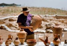 Apa Saja Yang Ditemukan Arkeolog di Kota Ziklag Kuno Dalam Alkitab Tempat Raja Daud Berlindung? Yosef Garfinkel, profesor di Universitas Ibrani, memamerkan bejana tembikar yang ditemukan di lokasi tersebut (Foto: AFP/Metro/The Editor)