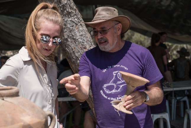 Prof. Yosef Garfinkel (kanan) dan Dr. Katia Cytryn-Silverman (kiri) dari Universitas Ibrani memeriksa artefak yang ditemukan di situs Khirbet a Rai di kaki bukit Yudea, antara Kiryat Gat dan Lakhis. (Foto: Nir Alon/ZUMA Wire/REX/Metro/The Editor)
