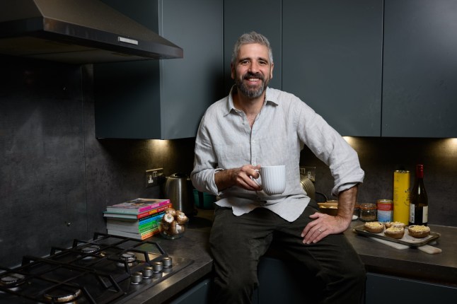 Miguel menjadi terkenal di Inggris karena memasak makanan murah. (Foto: Justin Griffiths-Williams/Metro/The Editor)