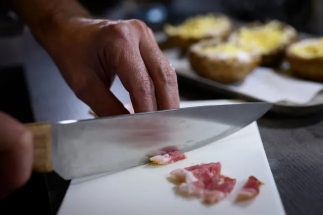 Miguel sangat suka menambahkan bacon ke dalam masakannya (Foto: Justin Griffiths-Williams/Metro/The Editor)
