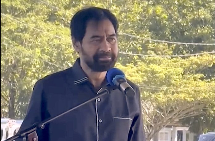 Gubernur Aceh Muzakir Manaf saat konferensi pers di Lanud Sultan Iskandar Muda, Aceh Besar, Sabtu 29 November 2025 (Foto: Tangkapan Layar Instagram @muzakirmanaf1964).