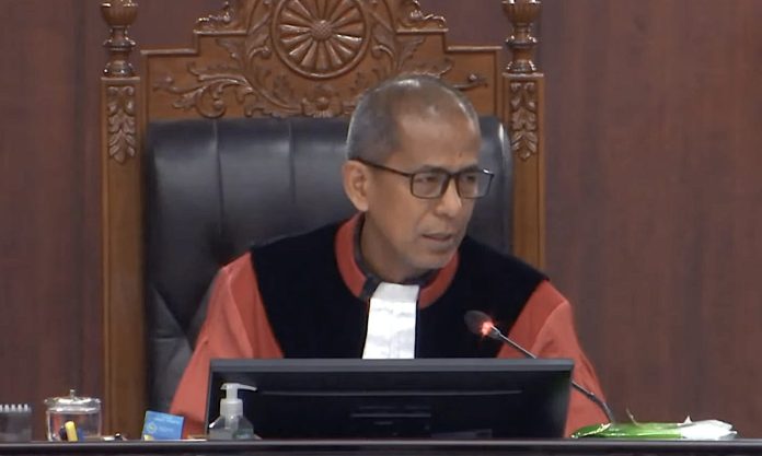 Hakim Mahkamah Konstitusi (MK) Saldi Isra dalam sidang lanjutan perkara 197/PUU-XXIII/2025 terkait uji materi Undang-Undang Nomor 3 Tahun 2025 tentang TNI pada Rabu, 3 Desember 2025 (Foto: Tangkapan Layar Youtube Mahkamah Konstitusi)