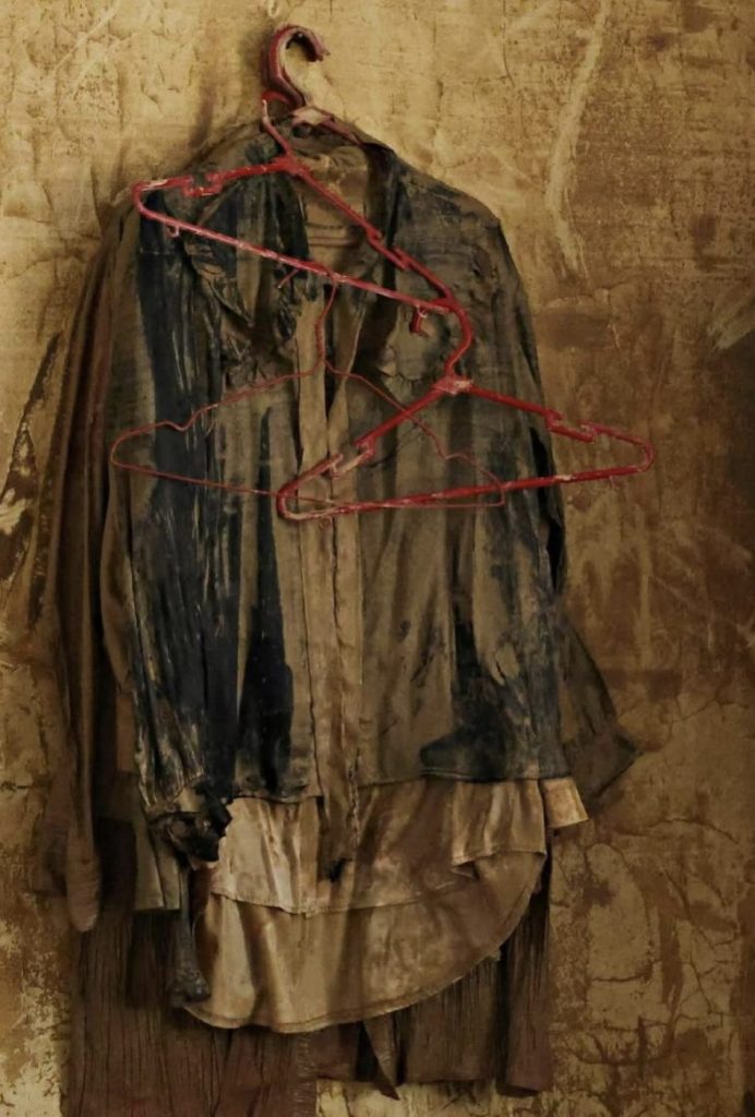 Dinding dan pakaian yang tergantung di dalam rumah terlihat kotor karena lumpur. Kenyataan ini menunjukkan bila saat banjir tidak hanya air saja yang masuk hingga ke atap rumah, namun juga membawa material lumpur yang padat (Foto: Instagram @vaticannewspt)