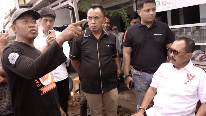 Ketua RT saat membela diri dihadapkan Cak Ji. Pengakuannya mengejutkan banyak pihak karena mengaku tidak mengenal Nenek Elina yang tinggal puluhan tahun di lingkungannya (Foto: Tangkapan Layar Youtube Cak Ji)