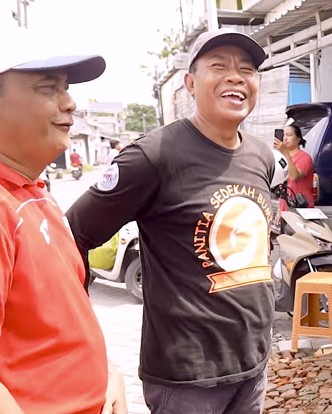 Ketua RW (baju merah) dan Ketua RT (baju hitam) saat dipanggil oleh Cak Ji (Foto: Tangkapan Layar Youtube Cak Ji)