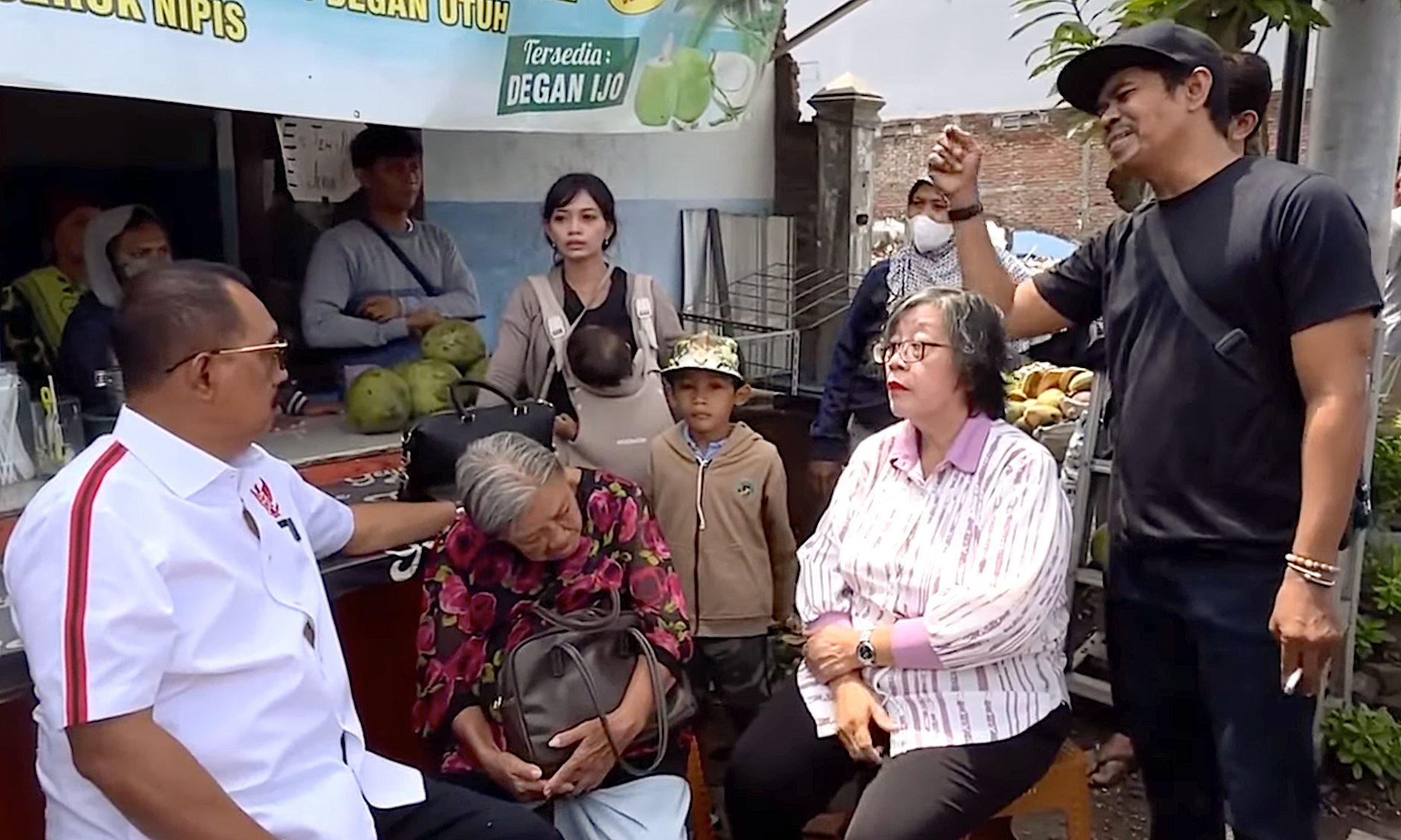 (Dari kiri ke kanan) Wakil Walikota Surabaya Armuji atau akrab dipanggil Cak Ji, Nenek Elina Widjajanti serta keluarga terlihat menyampaikan kronologis pengusiran paksa yang dilakukan oleh oknum Ormas Madas atas suruhan pria bernama Samuel (Foto: Tangkapan Layar Youtube Cak Ji)