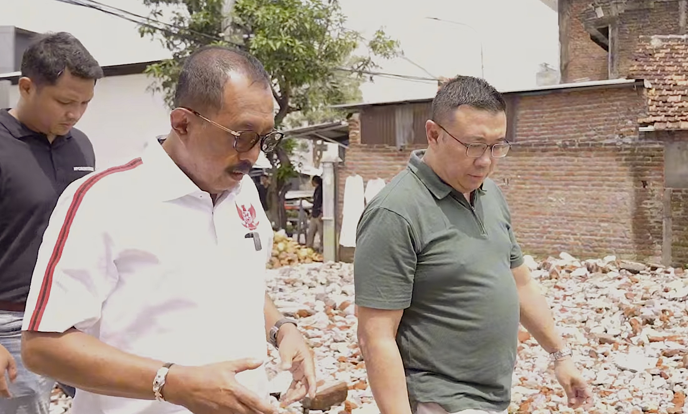 Cak Ji (kiri) memanggil paksa Samuel (kanan) untuk datang ke lokasi rumah Nenek Elina yang sudah diratakan dengan tanah pada Agustus 2025 lalu (Foto: Tangkapan Layar Youtube Cak Ji)