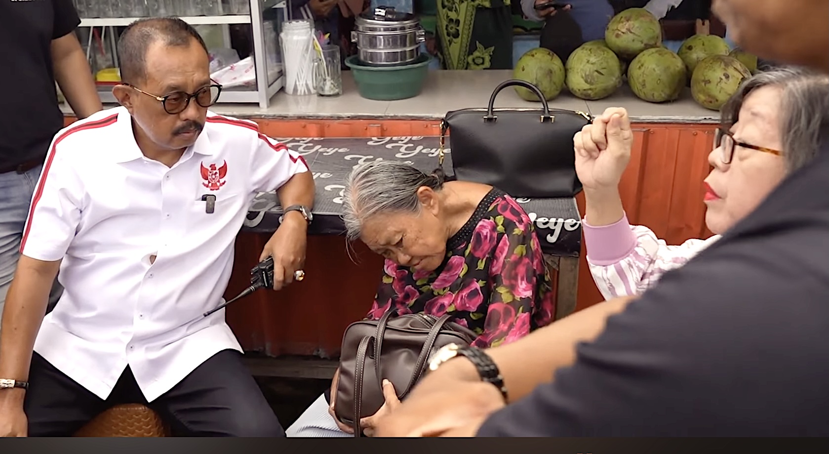 Tubuh Nenek Elina (tengah) yang sudah bengkung terlihat duduk didampingi oleh Cak Ji dan keluarga (Foto: Tangkapan Layar Youtube Cak Ji)